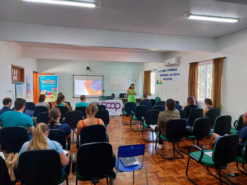 APRESENTAO DO PROGRAMA COOPERATIVAS ESCOLARES NA ESCOLA MUNICIPAL DE ENSINO FUNDAMENTAL SO FRANCISCO DE TUPANDI/RS  SICREDI SERRANA RS/ES